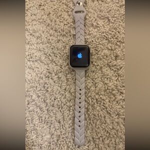 Apple Watch SE 2nd Gen GPS 40mm cellular Smart Watch Aluminum Case LN
